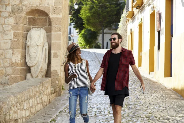 Casal feliz de mãos dadas na caminhada — Fotografia de Stock