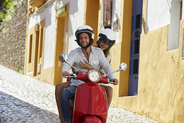 Casal equitação scooter — Fotografia de Stock