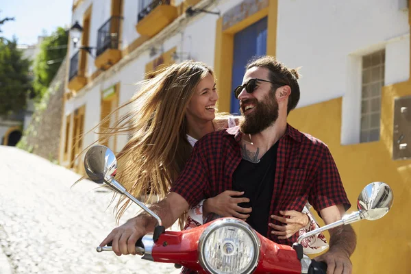 Casal sentado na scooter do motor — Fotografia de Stock