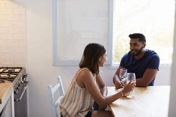 Jeune couple assis et buvant du vin — Photo