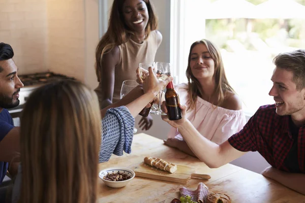 Freunde bei Dinnerparty in der Küche — Stockfoto