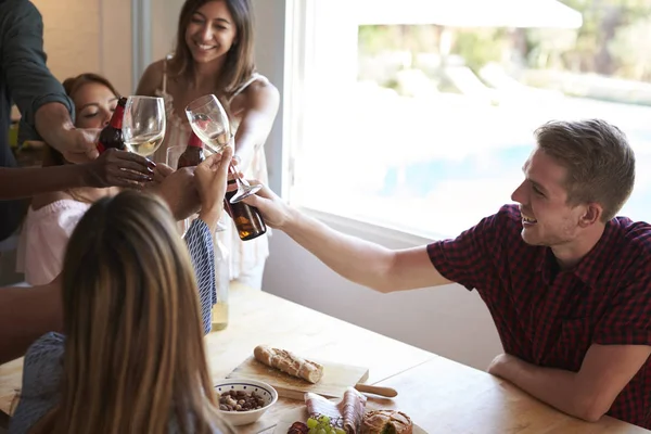 Amici a cena in cucina — Foto Stock