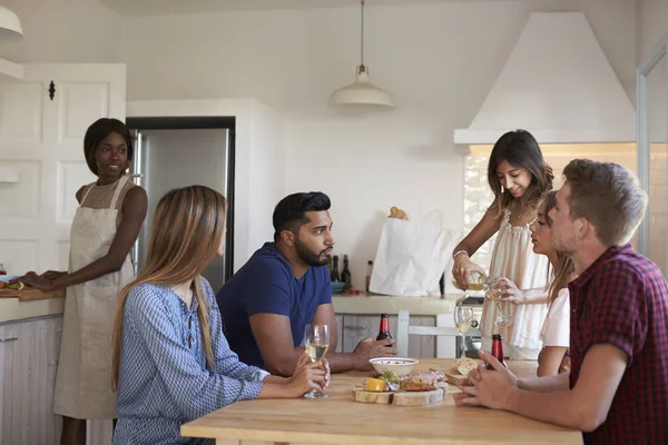 Freunde hängen gemeinsam in Küche herum — Stockfoto