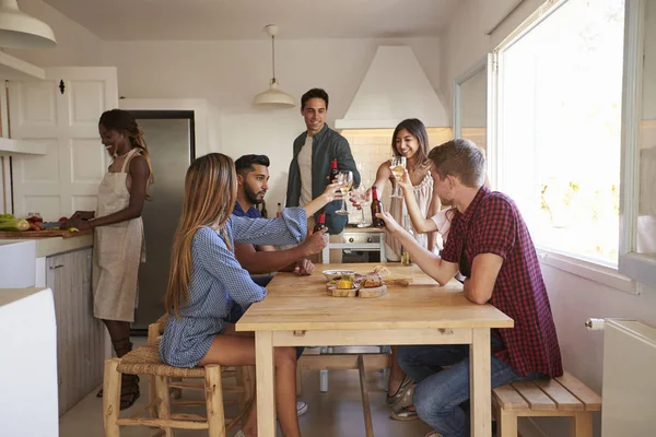 Vrienden samen tijd doorbrengen in de keuken — Stockfoto