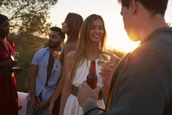 Vänner dricka och prata på fest — Stockfoto