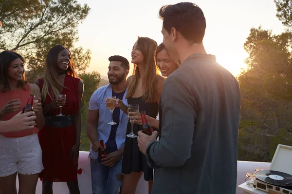 Amigos bebendo e conversando na festa — Fotografia de Stock