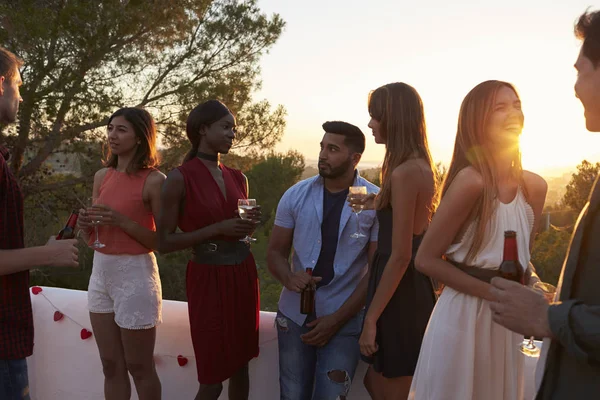 Amis boire et parler à la fête — Photo