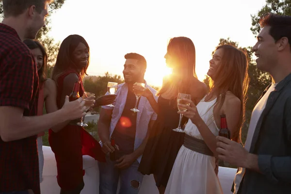 Amis boire et parler à la fête — Photo