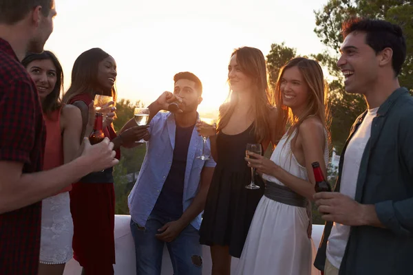 Volwassen vrienden gezelligheid op feestje op dak — Stockfoto