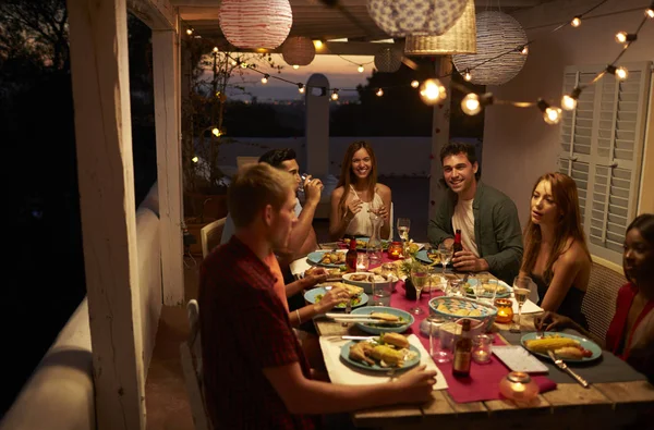 Amigos comiendo y bebiendo en la cena — Foto de Stock