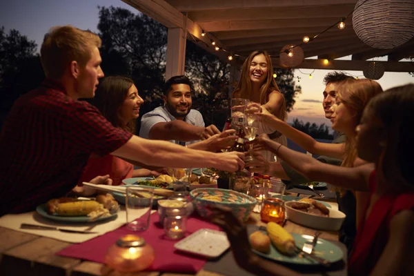 Freunde stoßen an — Stockfoto