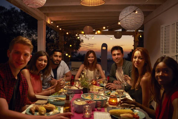 Friends at dinner party on patio — Stock Photo, Image