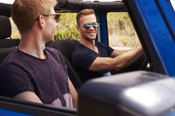 Zwei männliche Freunde Auto fahren — Stockfoto