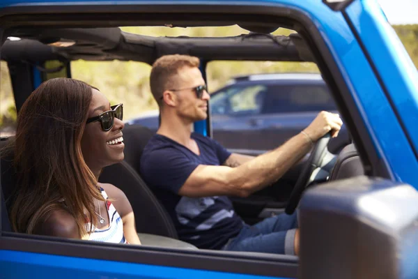 Couple driving open top car — Stock Photo, Image