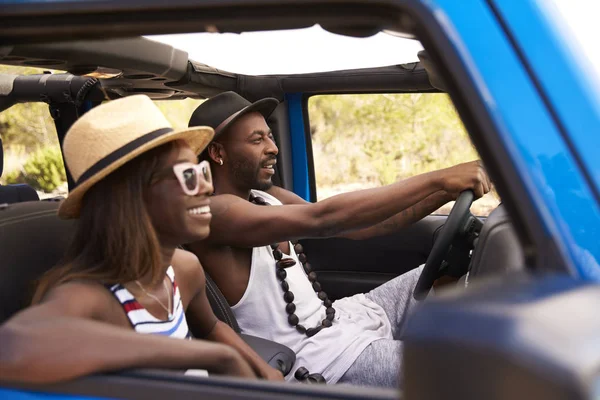 Africano casal americano carro de condução — Fotografia de Stock