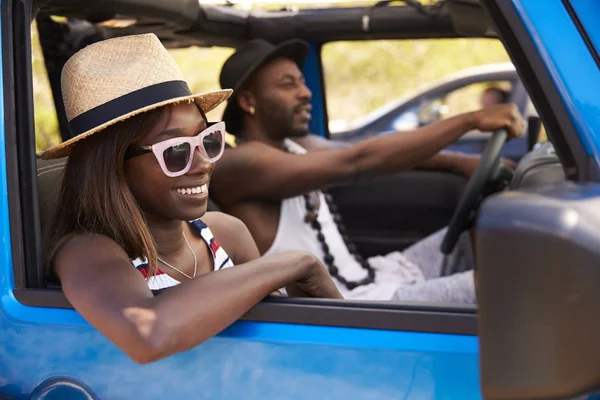Africano americano pareja conducir coche — Foto de Stock
