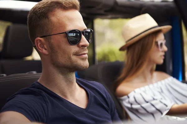 Couple driving open top car — Stock Photo, Image