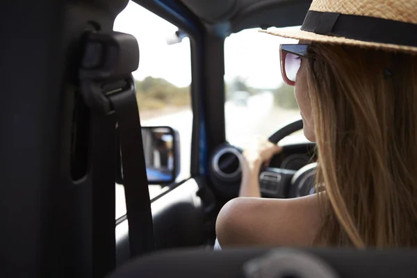 Jeune femme voiture de conduite — Photo