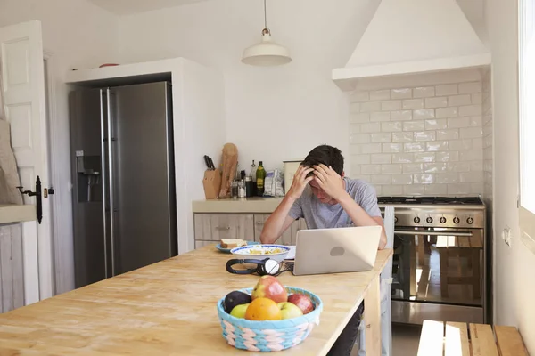 Stressad tonårspojke som studerar — Stockfoto