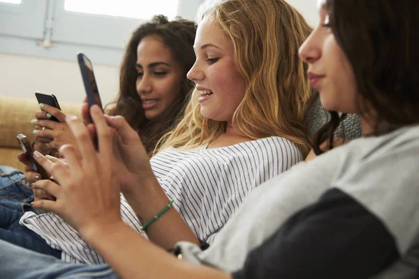 Meninas usando smartphones em casa — Fotografia de Stock