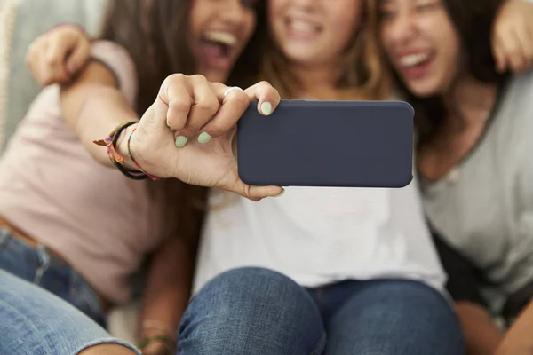 Chicas tomando selfie en casa — Foto de Stock