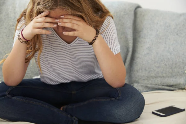 Deprimida adolescente sentada em casa — Fotografia de Stock