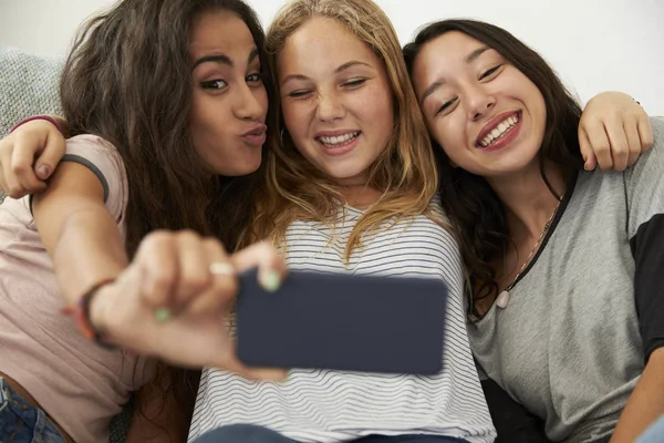 Dospívající dívky s selfie — Stock fotografie