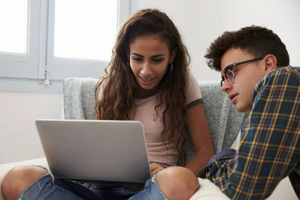 Teenie-Paar schaut auf Laptop — Stockfoto