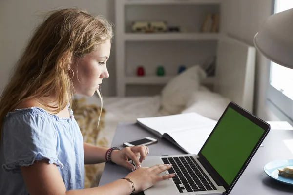 Mädchen benutzt Laptop im Schlafzimmer — Stockfoto