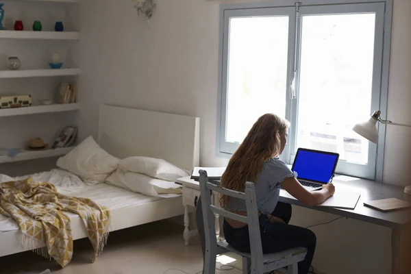 Chica trabajando en su dormitorio — Foto de Stock