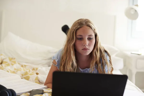 Tienermeisje werken met laptop — Stockfoto