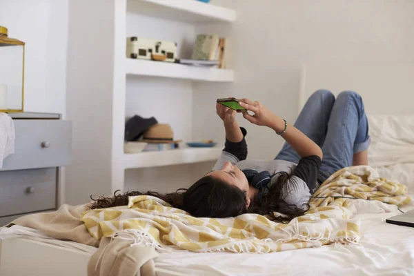 Girl lying on back — Stock Photo, Image