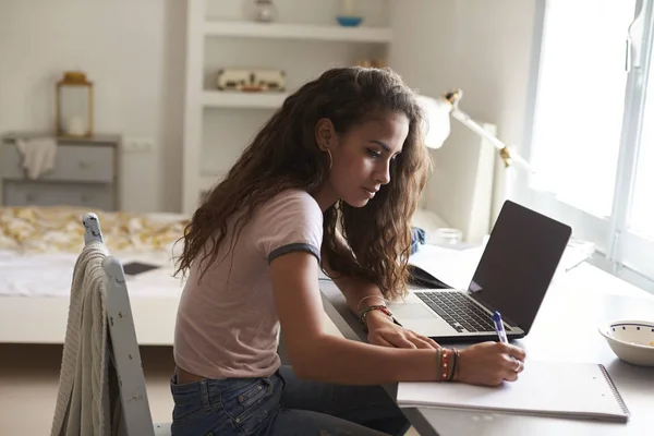 Adolescente faisant des devoirs — Photo