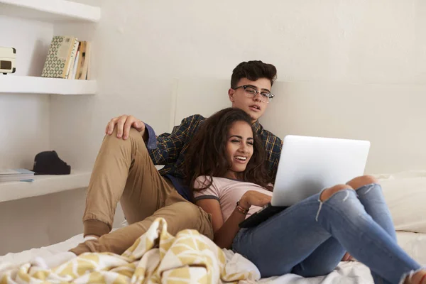 Tiener paar kijken laptop — Stockfoto