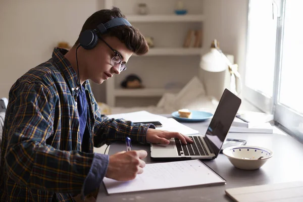 Tiener hoofdtelefoon dragen — Stockfoto