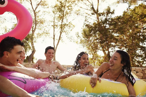 Freunde haben Spaß mit Schlauchbooten — Stockfoto