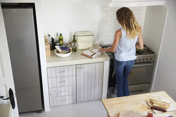 Kvinne som lager mat på kjøkkenet – stockfoto