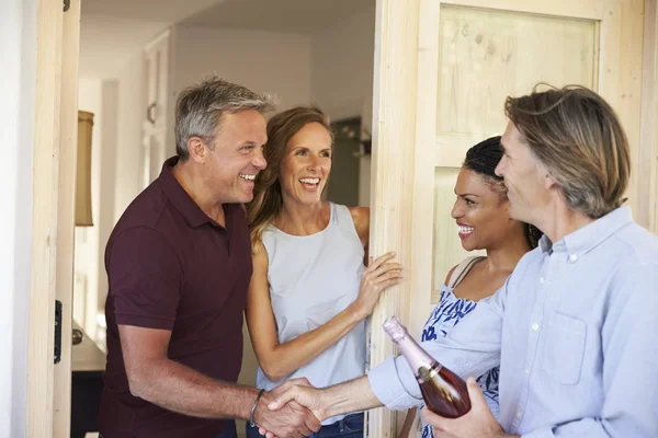 Paar groeten van hun gasten — Stockfoto