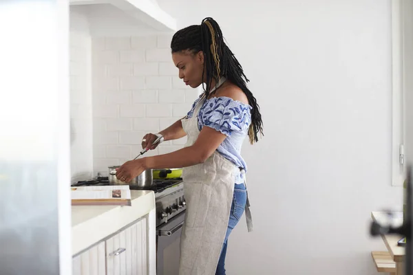 Kvinne som lager mat med kasserolle – stockfoto