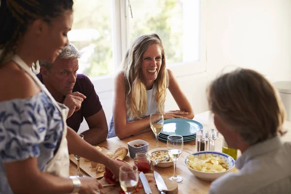 Vrienden praten op de keukentafel — Stockfoto