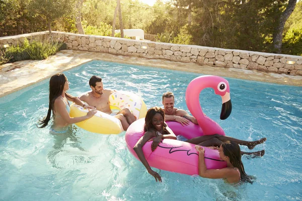 Jóvenes amigos se divierten en la piscina —  Fotos de Stock