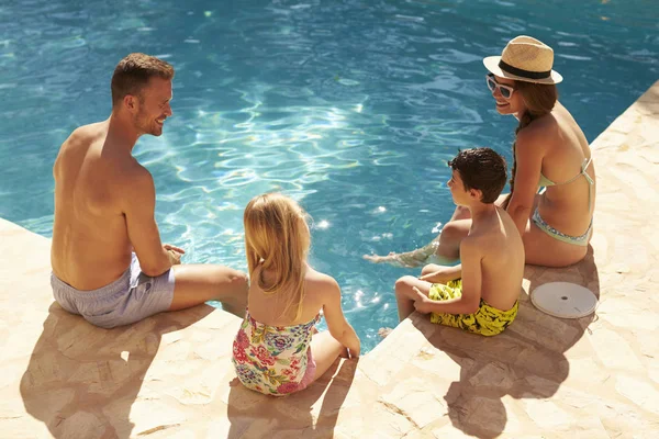 Familie entspannen am Pool — Stockfoto