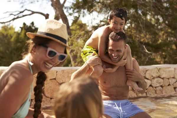 Famiglia divertirsi a bordo piscina — Foto Stock