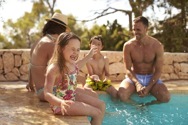 Familia divirtiéndose junto a la piscina —  Fotos de Stock