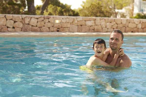 Отец и сын в открытом бассейне — стоковое фото