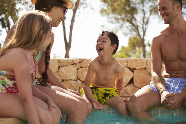 Havuz başı tarafından rahatlatıcı aile — Stok fotoğraf