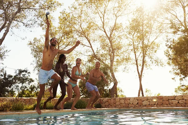 Junge Freunde springen in Pool — Stockfoto