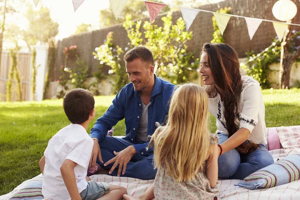 Familie ontspannen op achtertuin picknick — Stockfoto