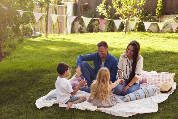 Família relaxante no quintal piquenique — Fotografia de Stock