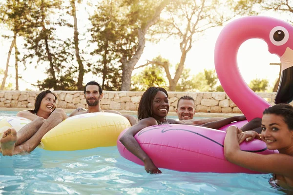 Giovani amici si divertono in piscina — Foto Stock